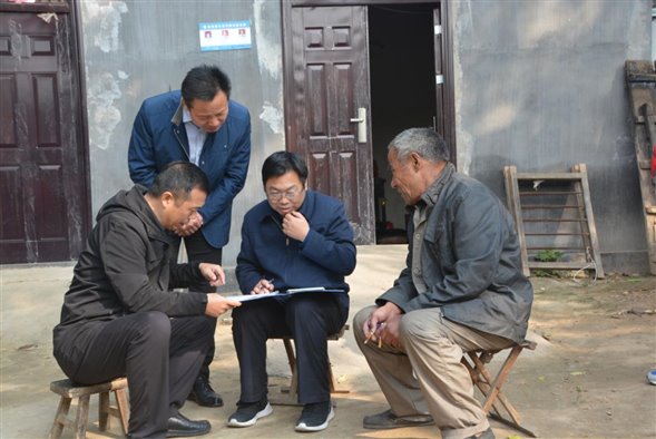 濮陽(yáng)市自來水公司走訪調(diào)查貧困戶